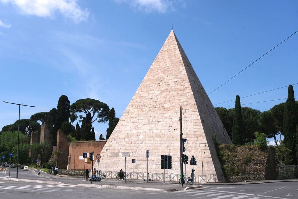 Piramide Cestia
